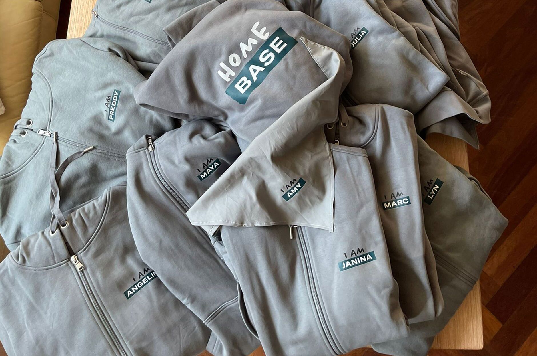 Die neuen Hoodies für die Mitarbeiterinnen und Mitarbeiter im Jugendhaus Homebase